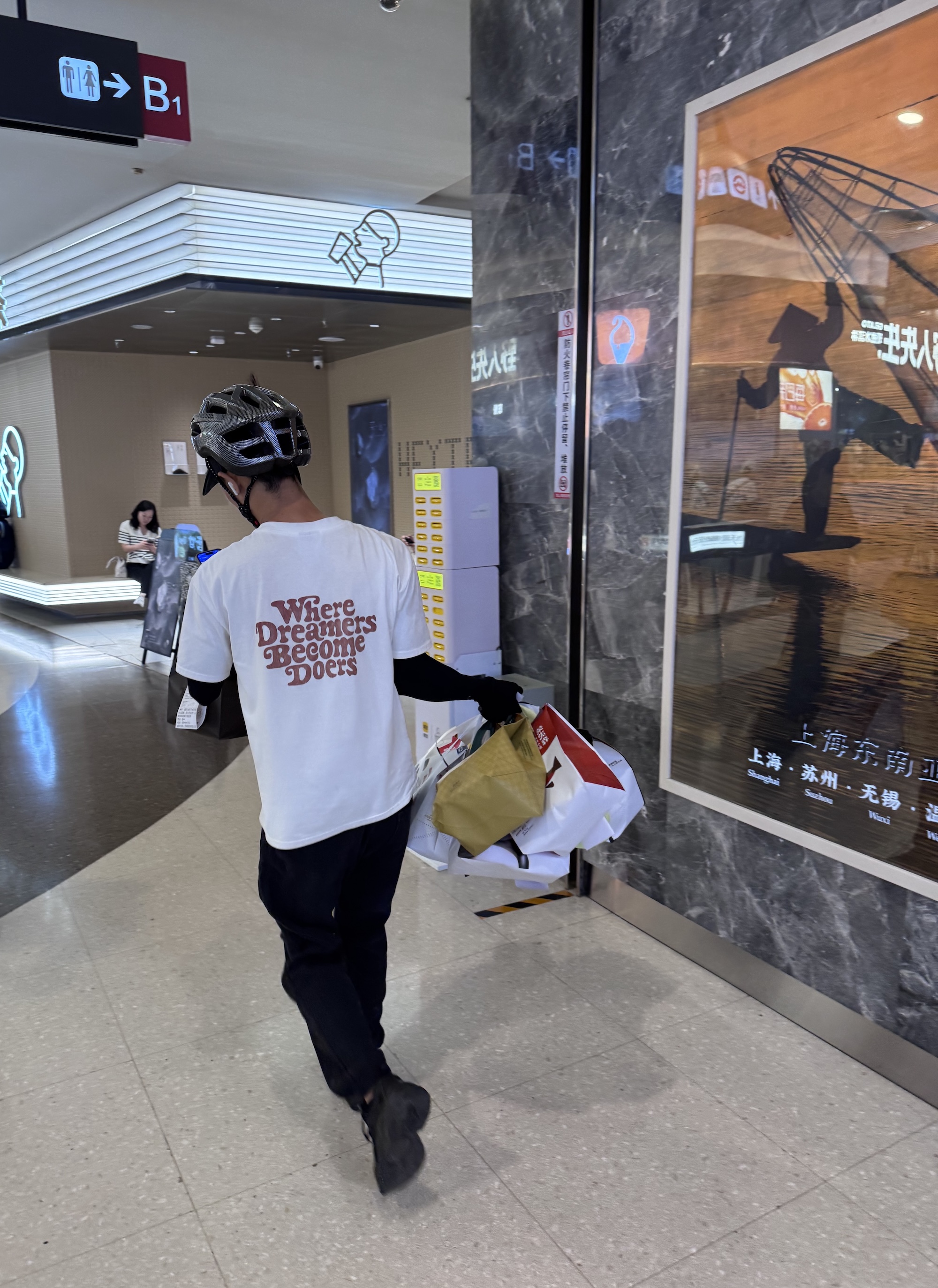 Bezorgers haasten zich de hele dag van en naar pick-up points